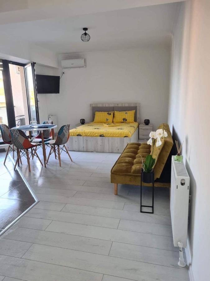 Studio Ayan Mamaia Luaran gambar